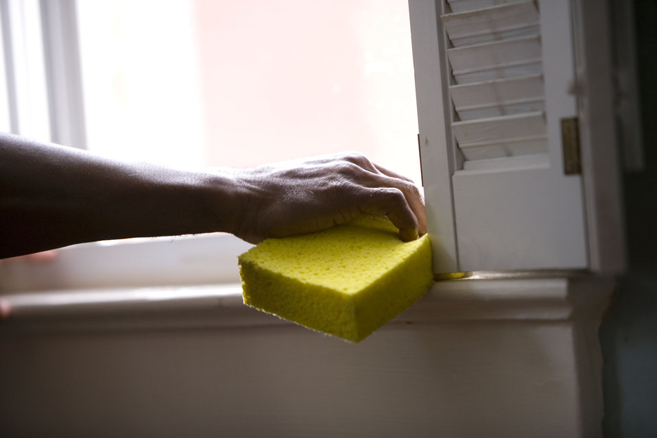 cleaning window dust 